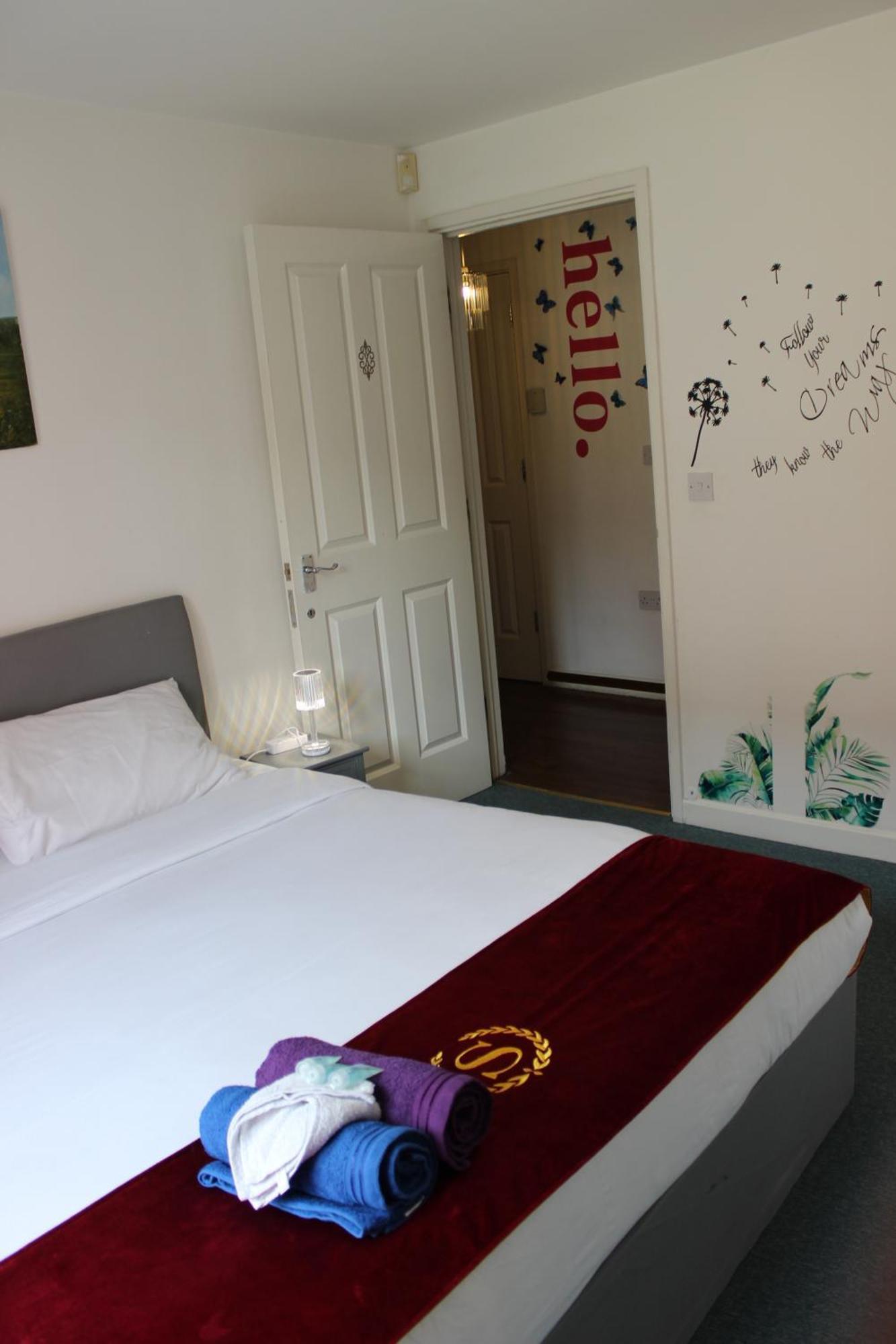 Appartement 2 Bed 2 Bath - Free Parking - 3min Walk To The Train Station - 19min To Liverpool Street 5min To Victoria Line 1gb Broadband Super Fast Internet Ground Floor 100s Of Shops Restaurants Bakeries 24-hour Asda Superst *