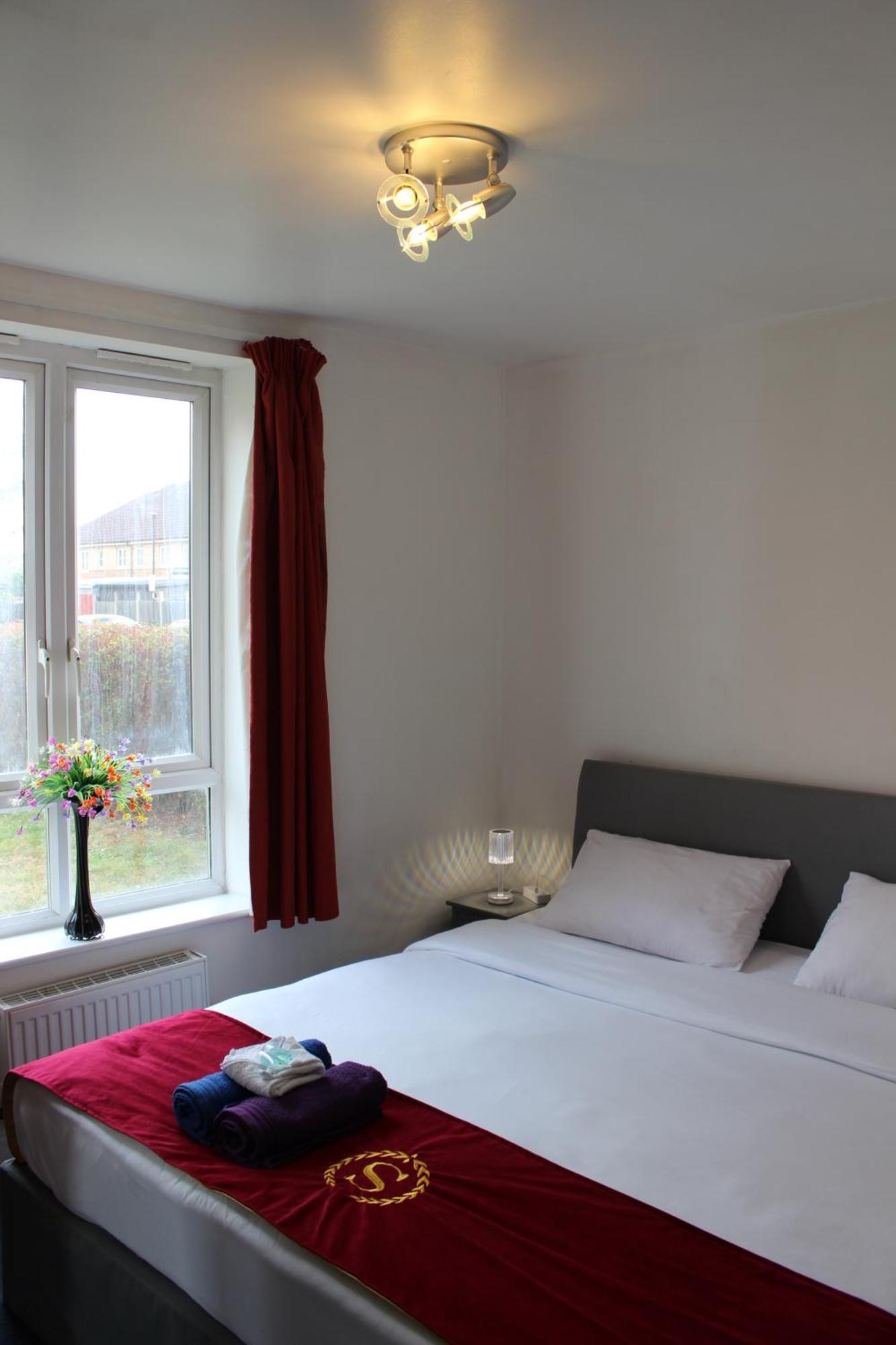 2 Bed 2 Bath - Free Parking - 3min Walk To The Train Station - 19min To Liverpool Street 5min To Victoria Line 1gb Broadband Super Fast Internet Ground Floor 100s Of Shops Restaurants Bakeries 24-hour Asda Superst Appartement Londres