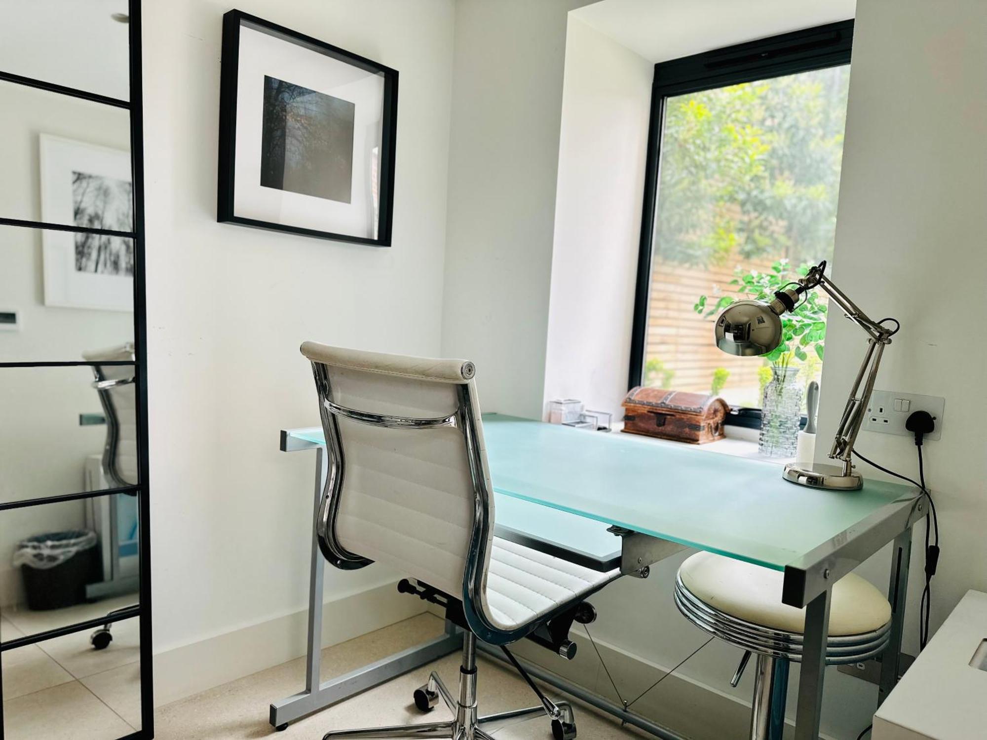 Apartment Stunning, Architecturally Designed Garden With Parking