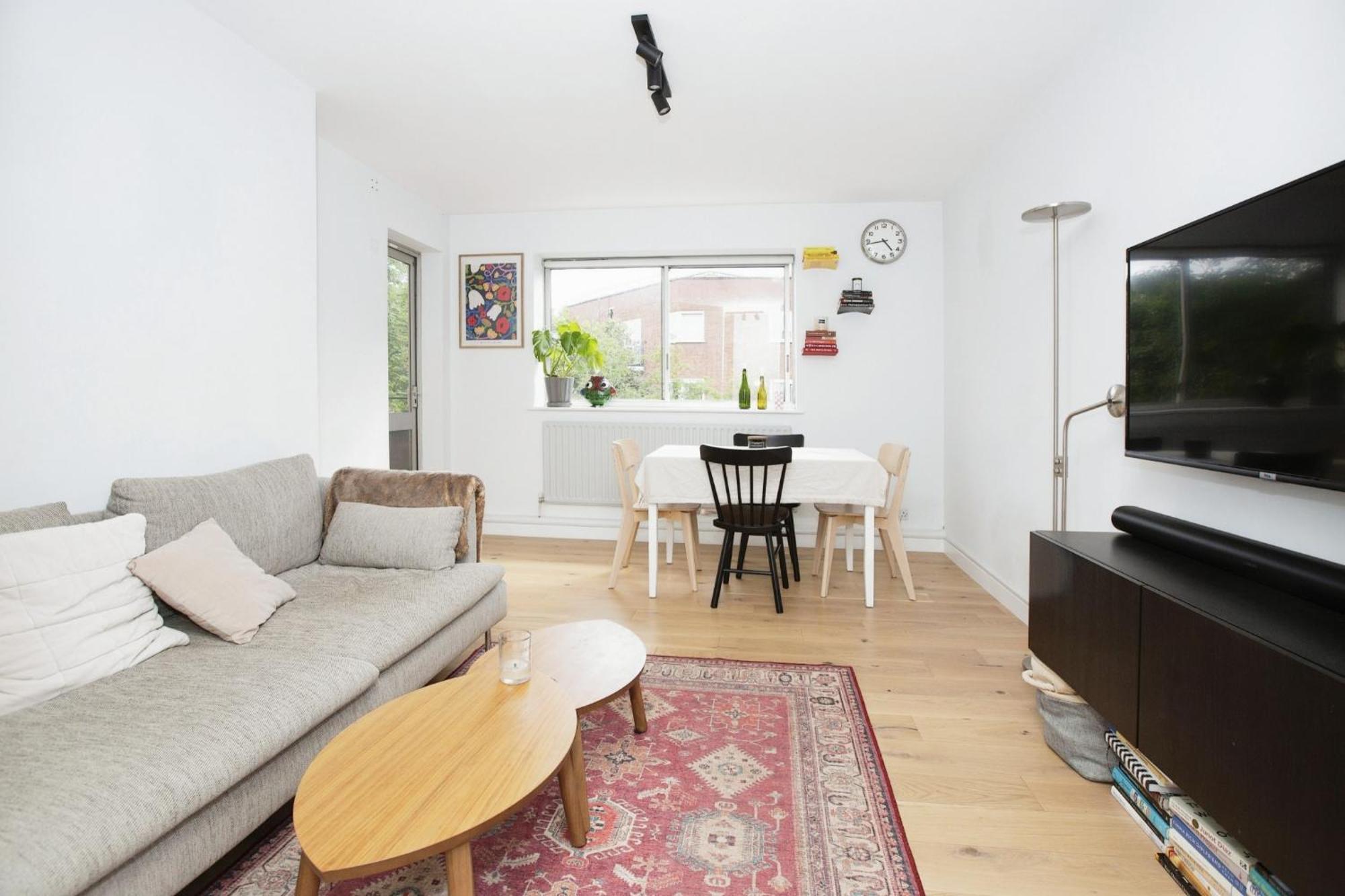 Bright And Spacious Flat Near Victoria Park Londen
