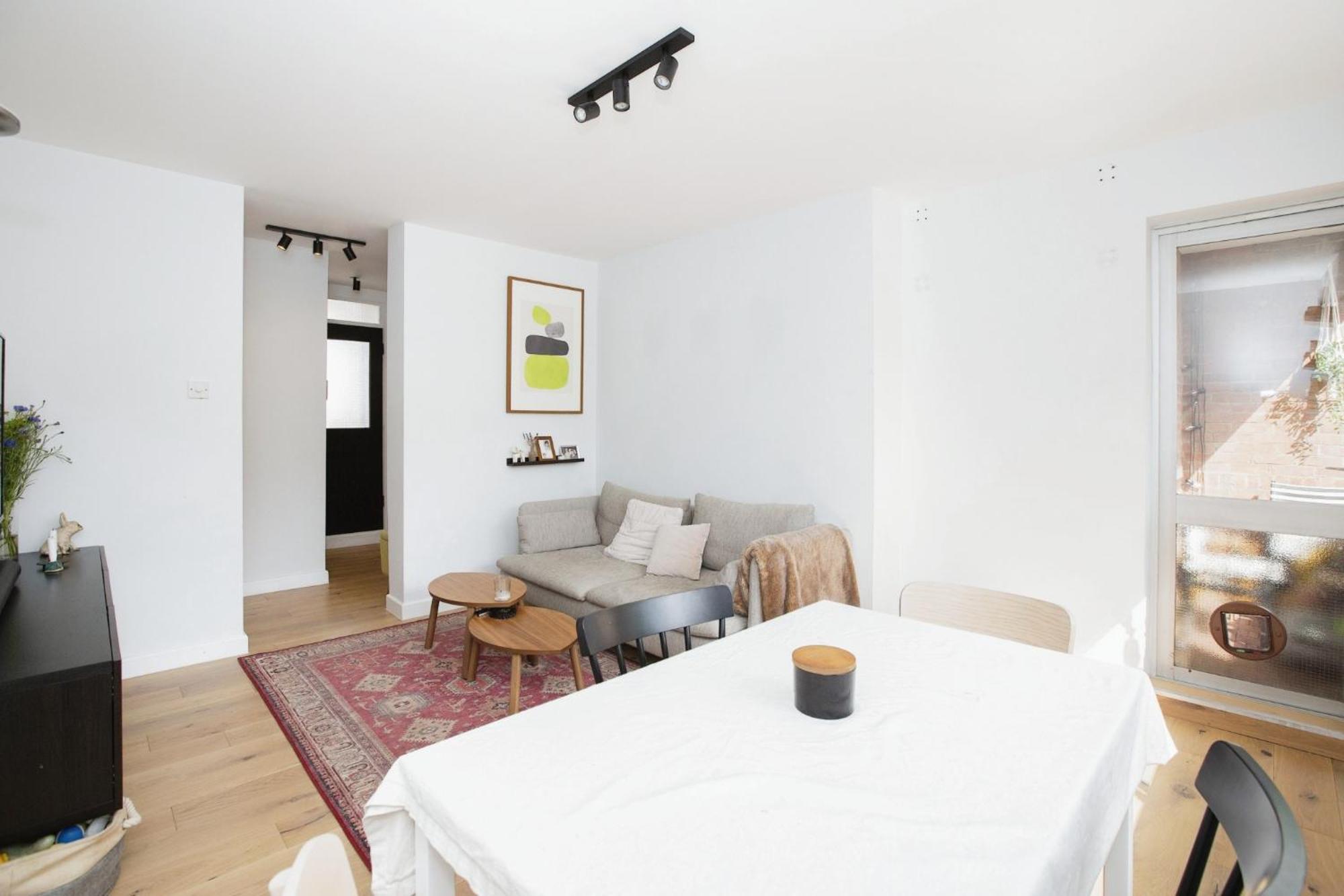 Bright And Spacious Flat Near Victoria Park Londen