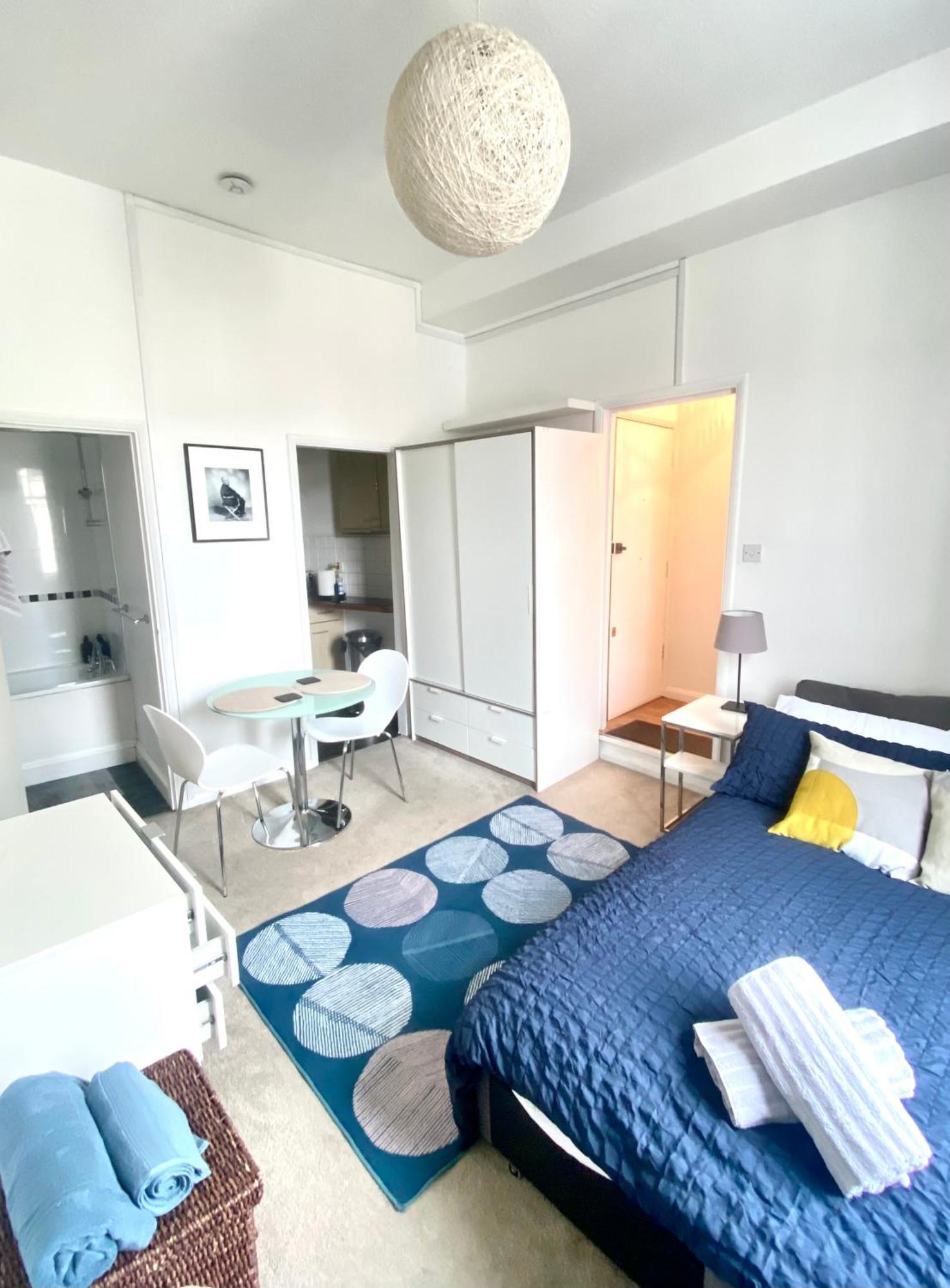 Spacious Studio, 5 Mins To Victoria Station, Central Apartment