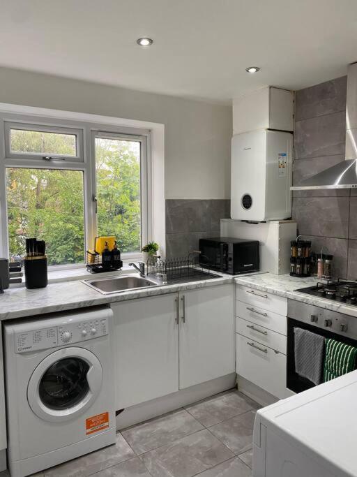 Luxury 2 Bedroom Apartment, Parking, Few Minutes Walk From Wembley Stadium * Londres