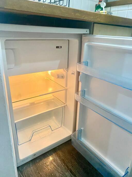 Spacious Studio, 5 Mins To Victoria Station, Central *