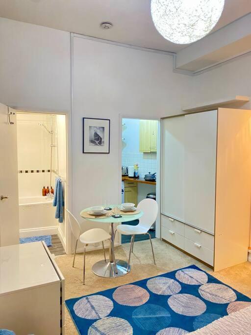 Spacious Studio, 5 Mins To Victoria Station, Central