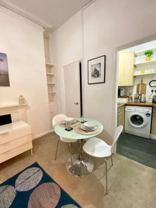 Spacious Studio, 5 Mins To Victoria Station, Central Apartment *