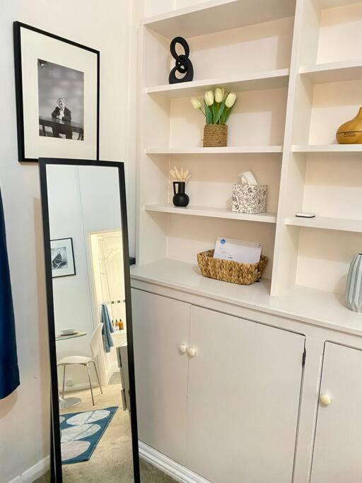 Spacious Studio, 5 Mins To Victoria Station, Central * London
