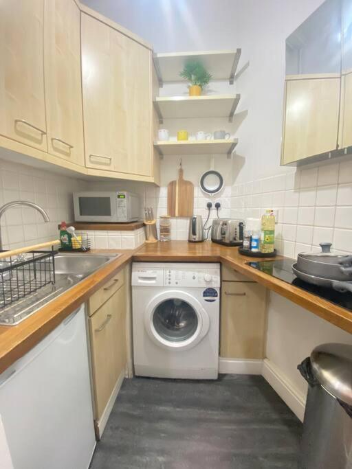 Spacious Studio, 5 Mins To Victoria Station, Central *