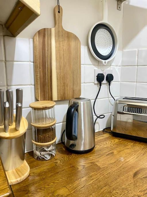 Spacious Studio, 5 Mins To Victoria Station, Central