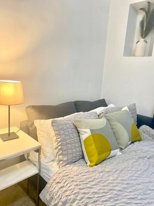 Spacious Studio, 5 Mins To Victoria Station, Central Apartment