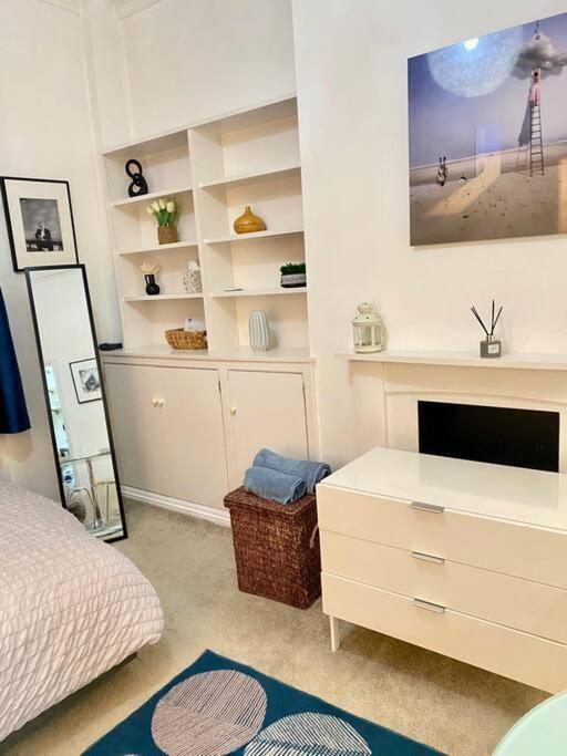 Spacious Studio, 5 Mins To Victoria Station, Central Apartment London