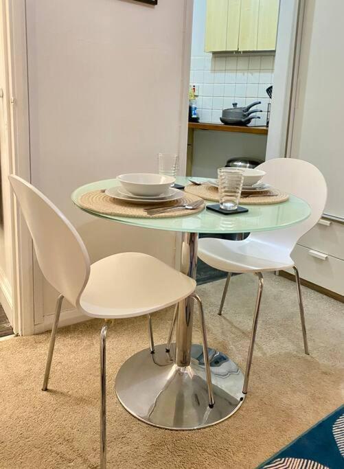 Spacious Studio, 5 Mins To Victoria Station, Central *