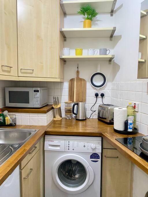 Spacious Studio, 5 Mins To Victoria Station, Central *