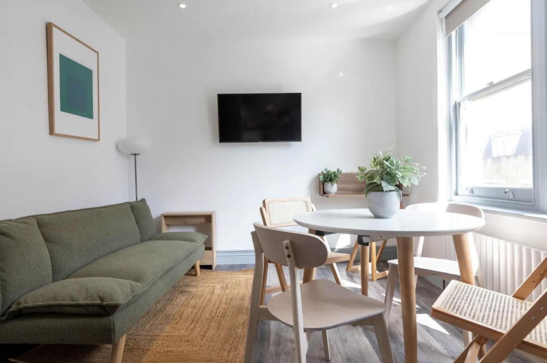 Urban Chic: Stylish 1-bed In The Heart Of The City Apartment London