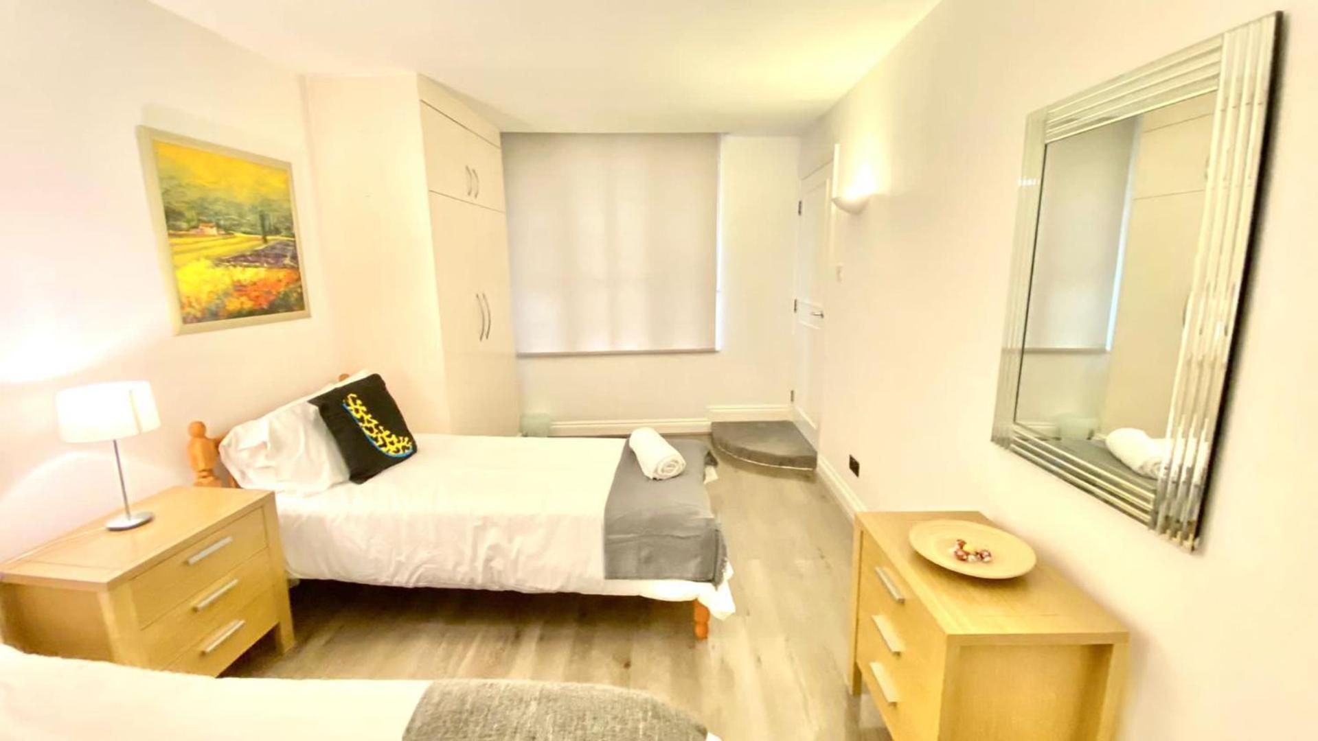 1 Bed Apt- Sleeps 3 & Pet Friendly Londen