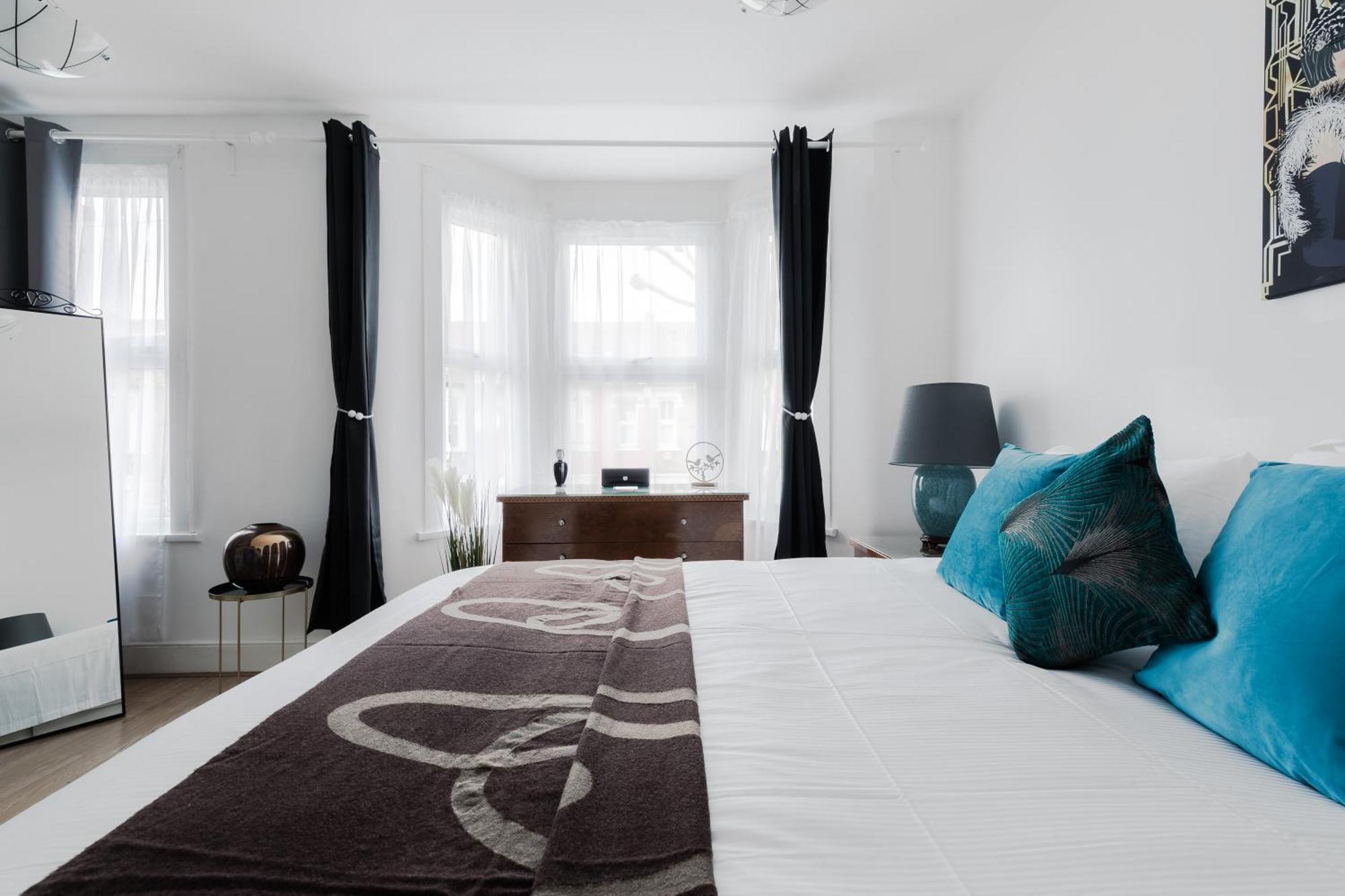 Beautiful 4-bed House With Garden In Casa de férias Londres