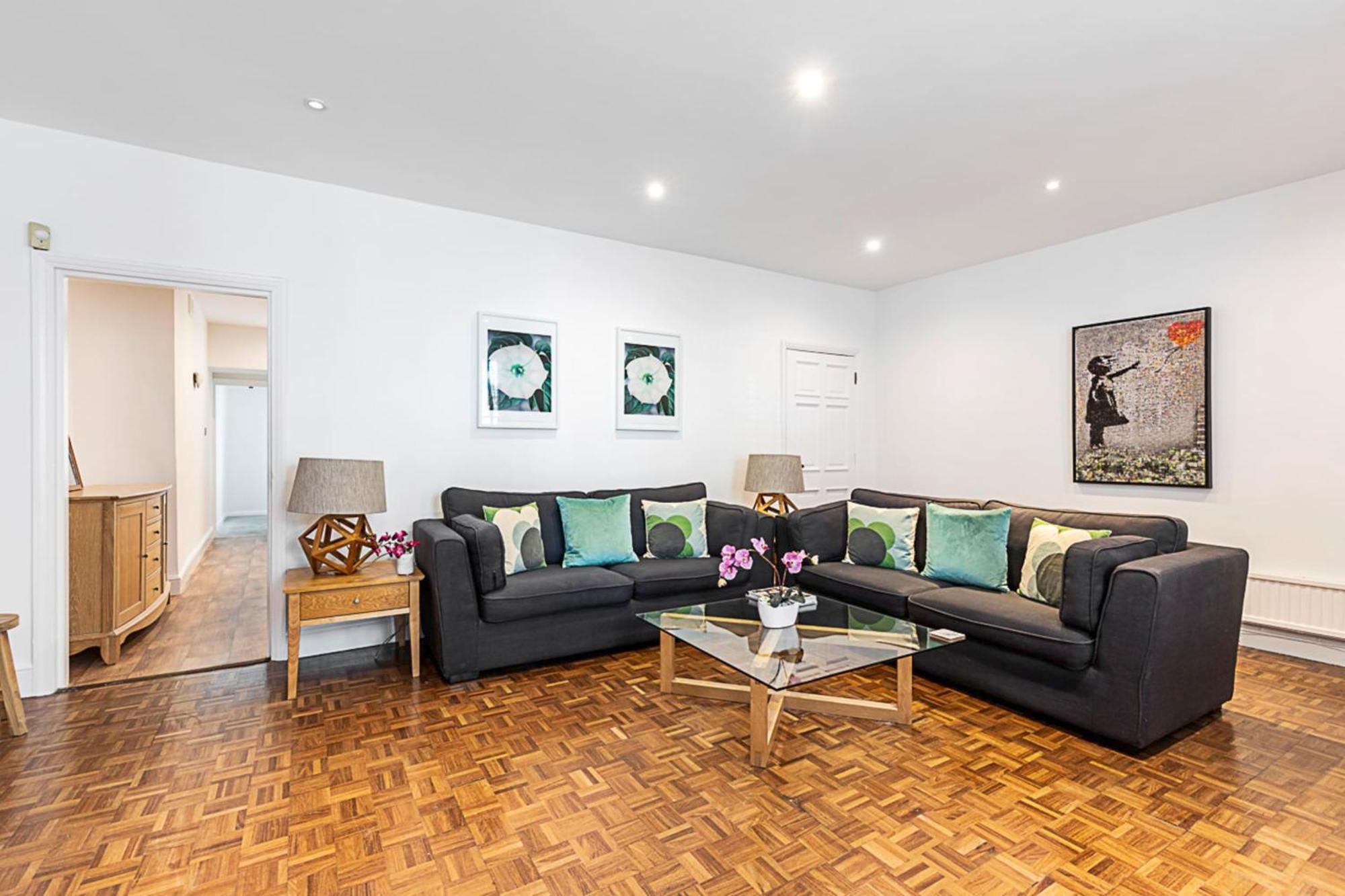 Charming Kensington Apartment *