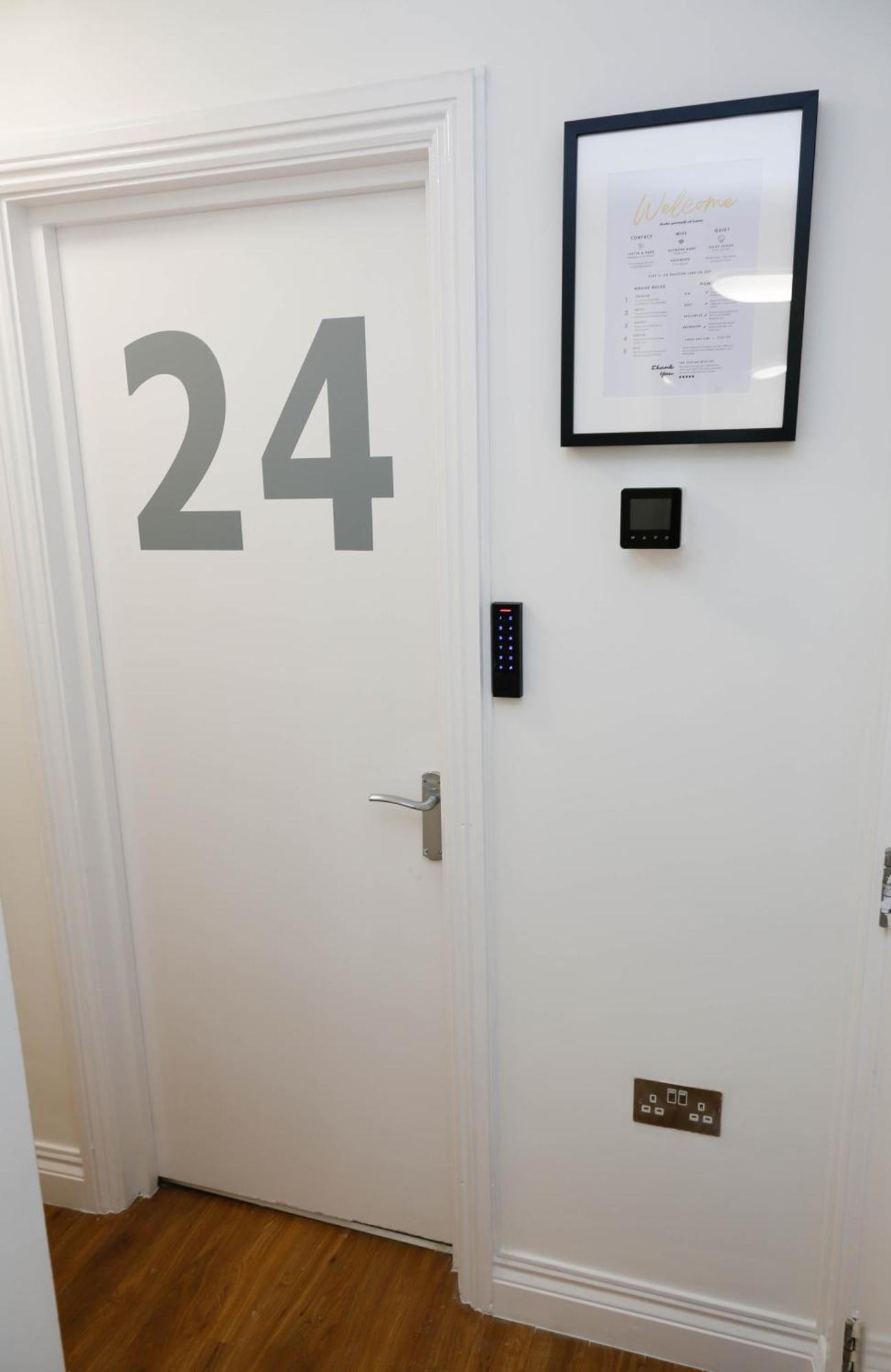 New Luxury In The Heart Of Next To Shops, Cafes, Bars & Metro With Shared Bathrooms Homestay