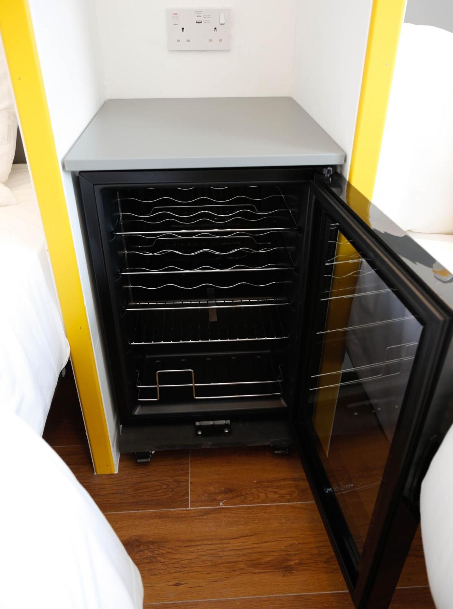 Homestay New Luxury In The Heart Of Next To Shops, Cafes, Bars & Metro With Shared Bathrooms *