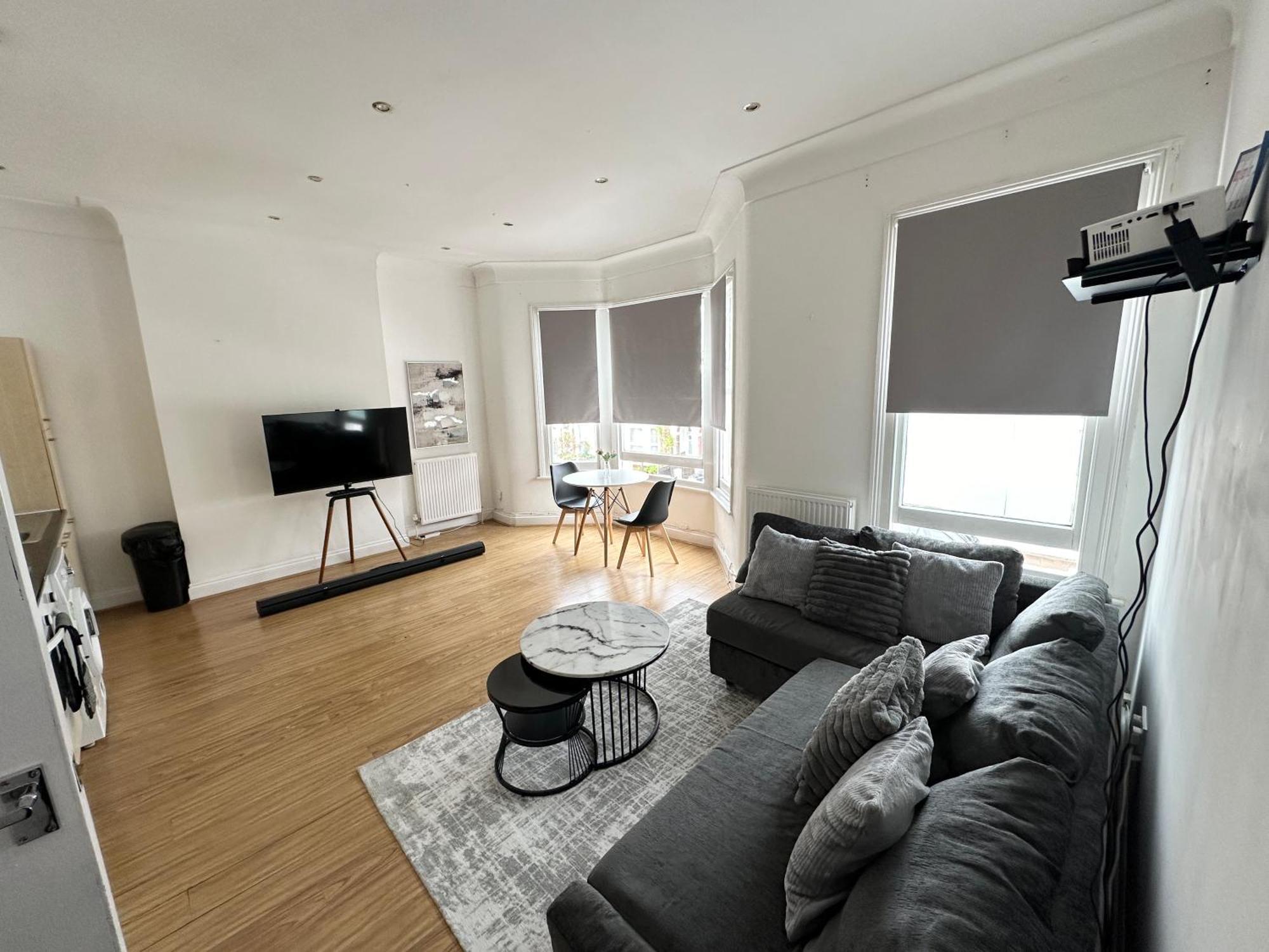 Spacious 2 Bed Flat In Apartamento Londres