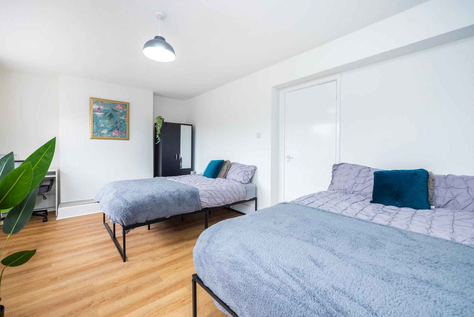 Excel O2 Stunning Large 3 Bedroom With Balcony *