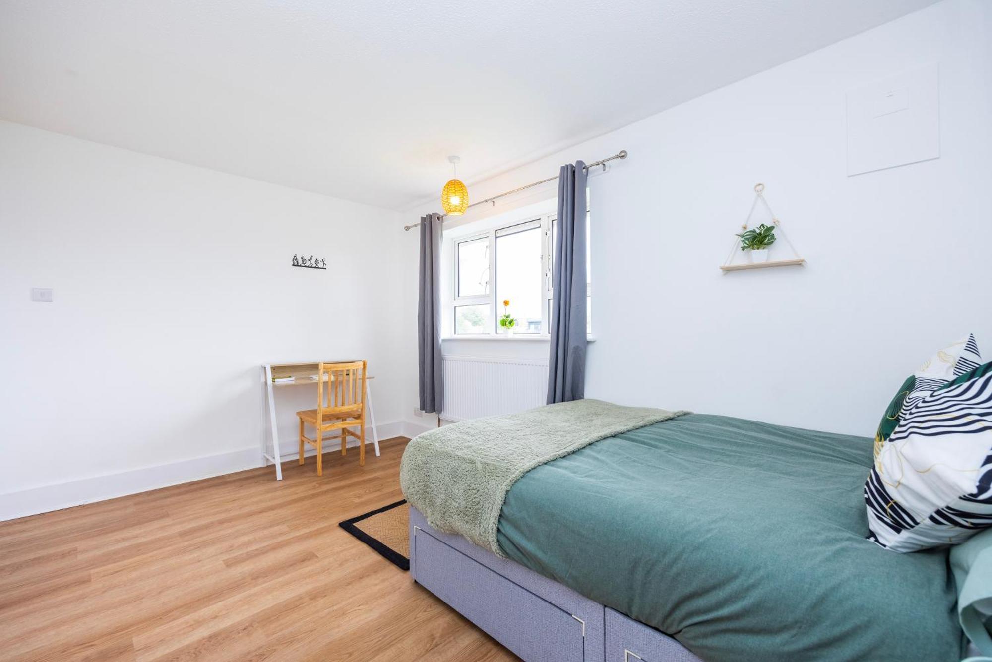 Excel O2 Stunning Large 3 Bedroom With Balcony Londres