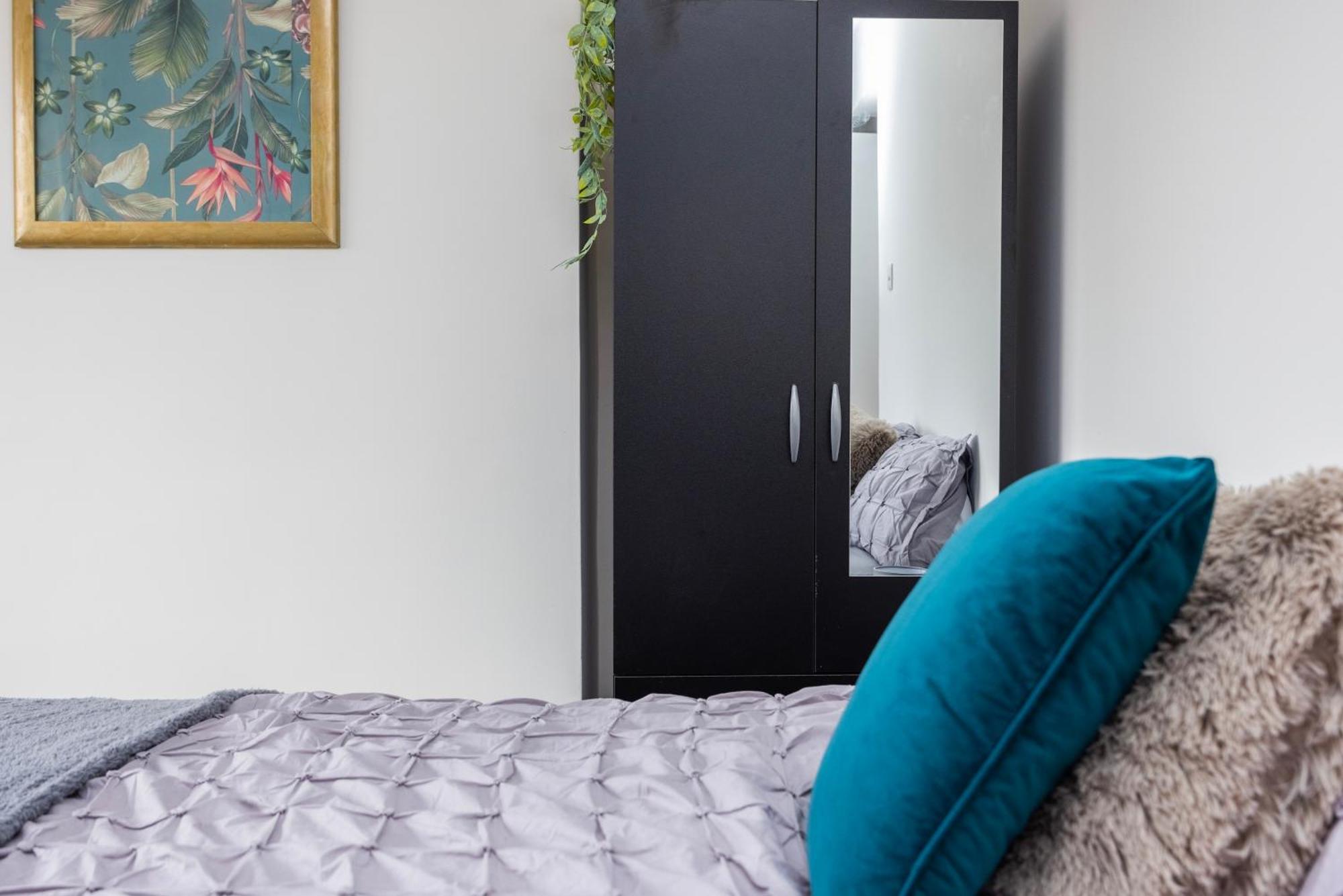 Excel O2 Stunning Large 3 Bedroom With Balcony * Londres