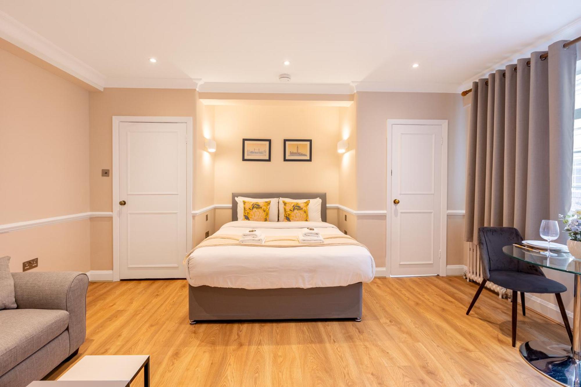 Charming In Prestigious Chelsea London