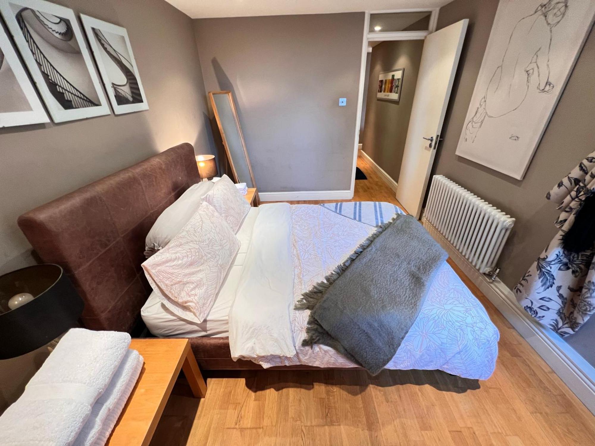 Hotel River Thames View Entire In The Most Cental