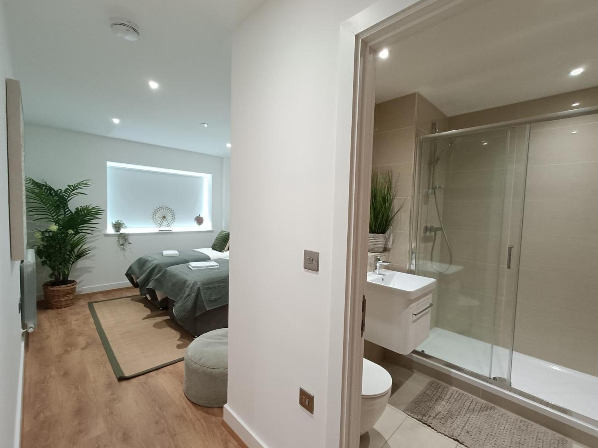 Apartamento Snuggle - Riverside - Views Over Looking River Thames, Close To O2 Arena, Excel, Airport, Thames Clipper- River Boat Service, Woolwich Ferry, Onsite Parking, Twin Option Available