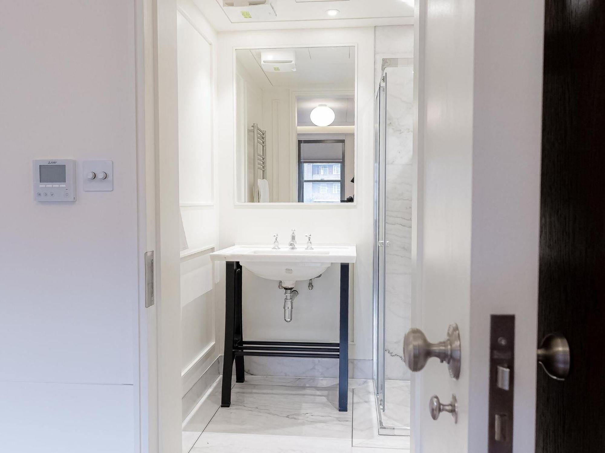 Modern Deluxe Five Bedroom House Near Chalk Farm Station By Belvilla Londres