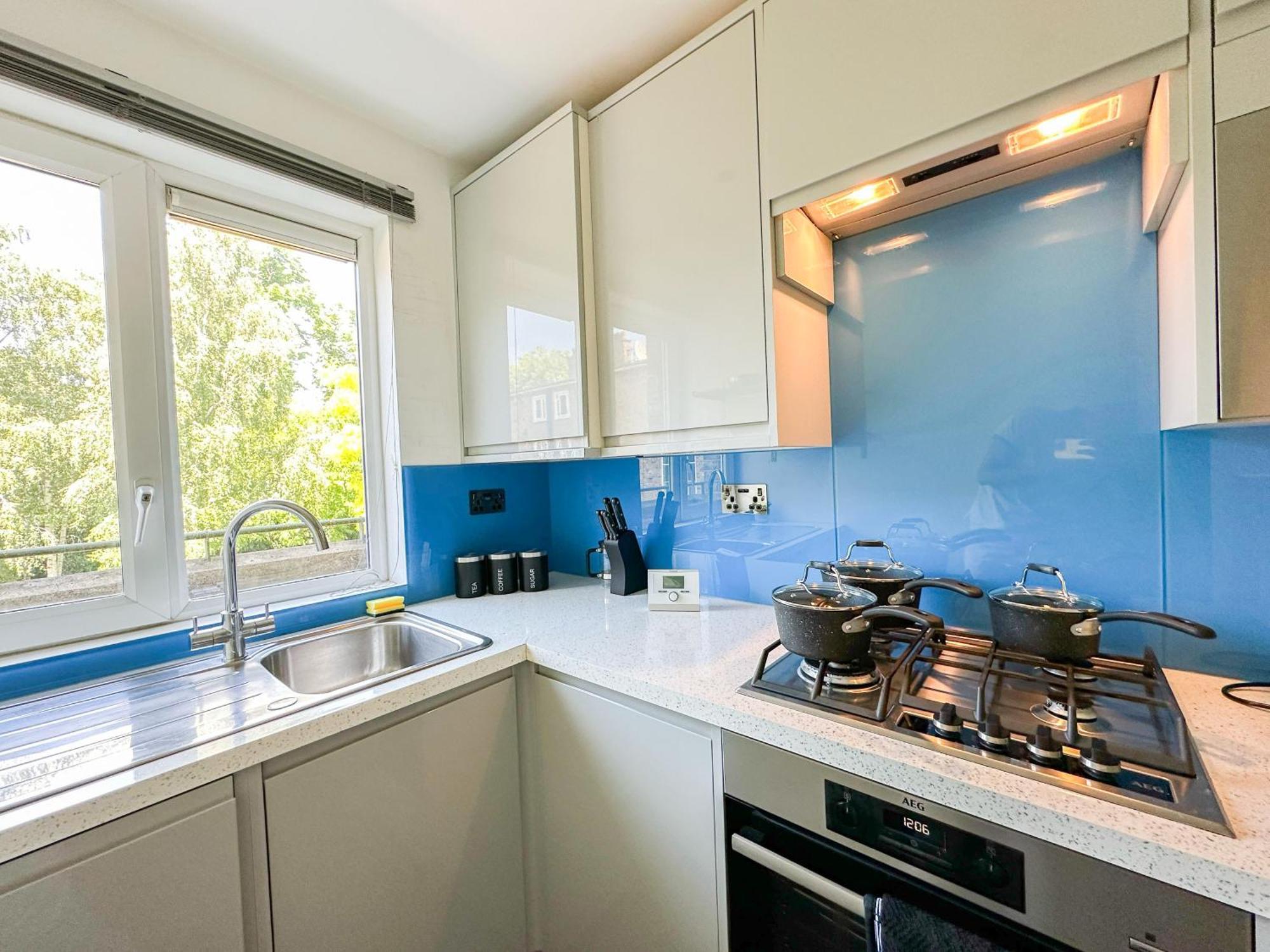 Charming 2-bedroom Flat With Private Balcony Near Islington Station, Canonbury *