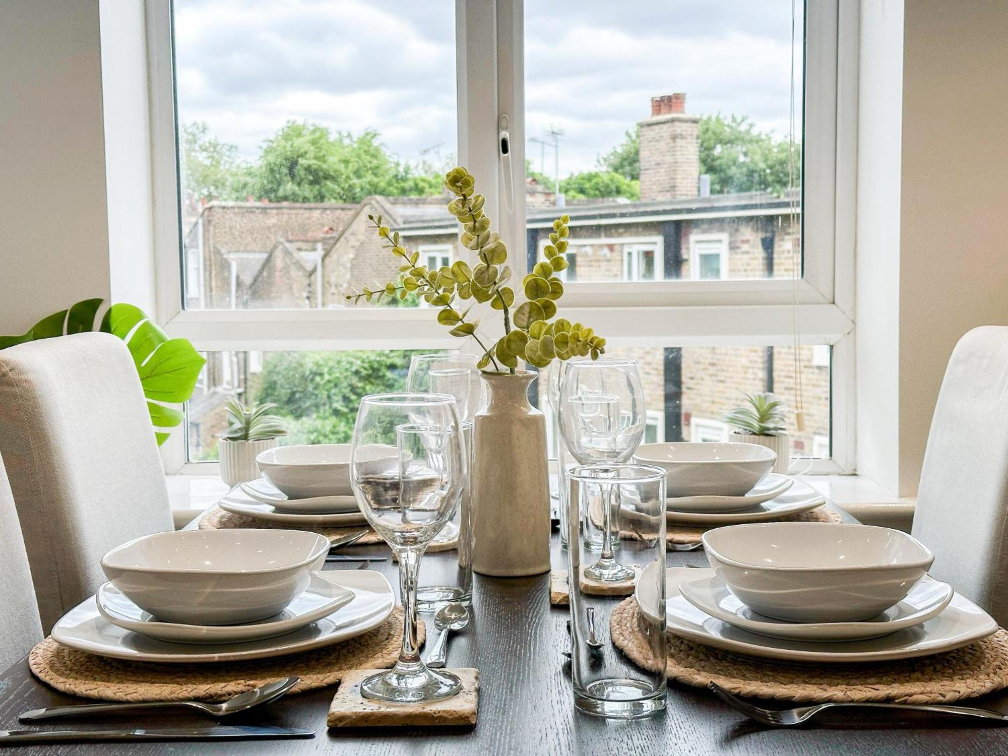 Charming 2-bedroom Flat With Private Balcony Near Islington Station, Canonbury Apartamento Londres