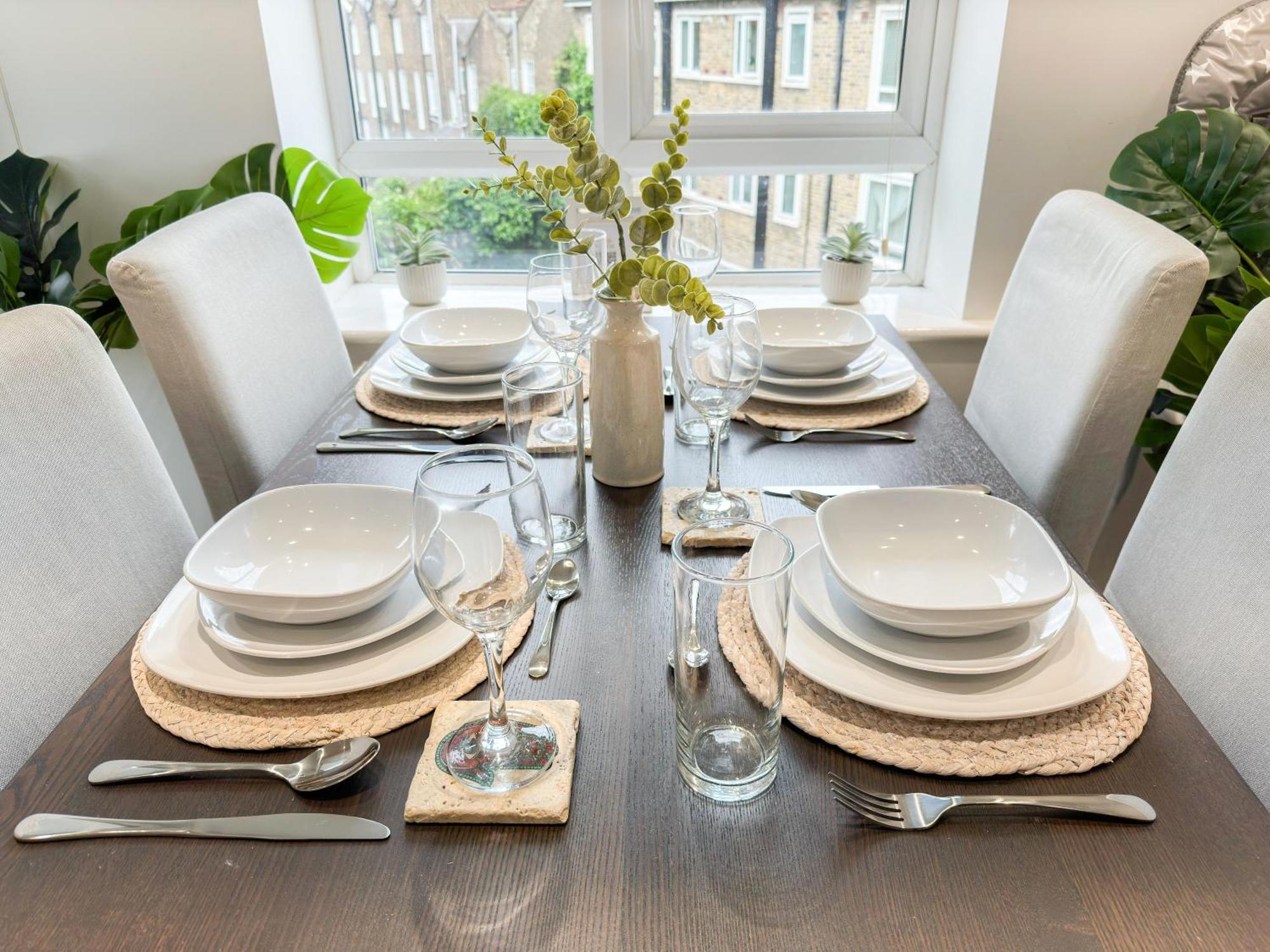 Charming 2-bedroom Flat With Private Balcony Near Islington Station, Canonbury *