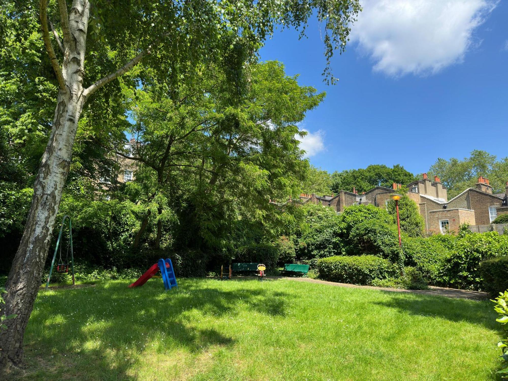 Charming 2-bedroom Flat With Private Balcony Near Islington Station, Canonbury Apartamento