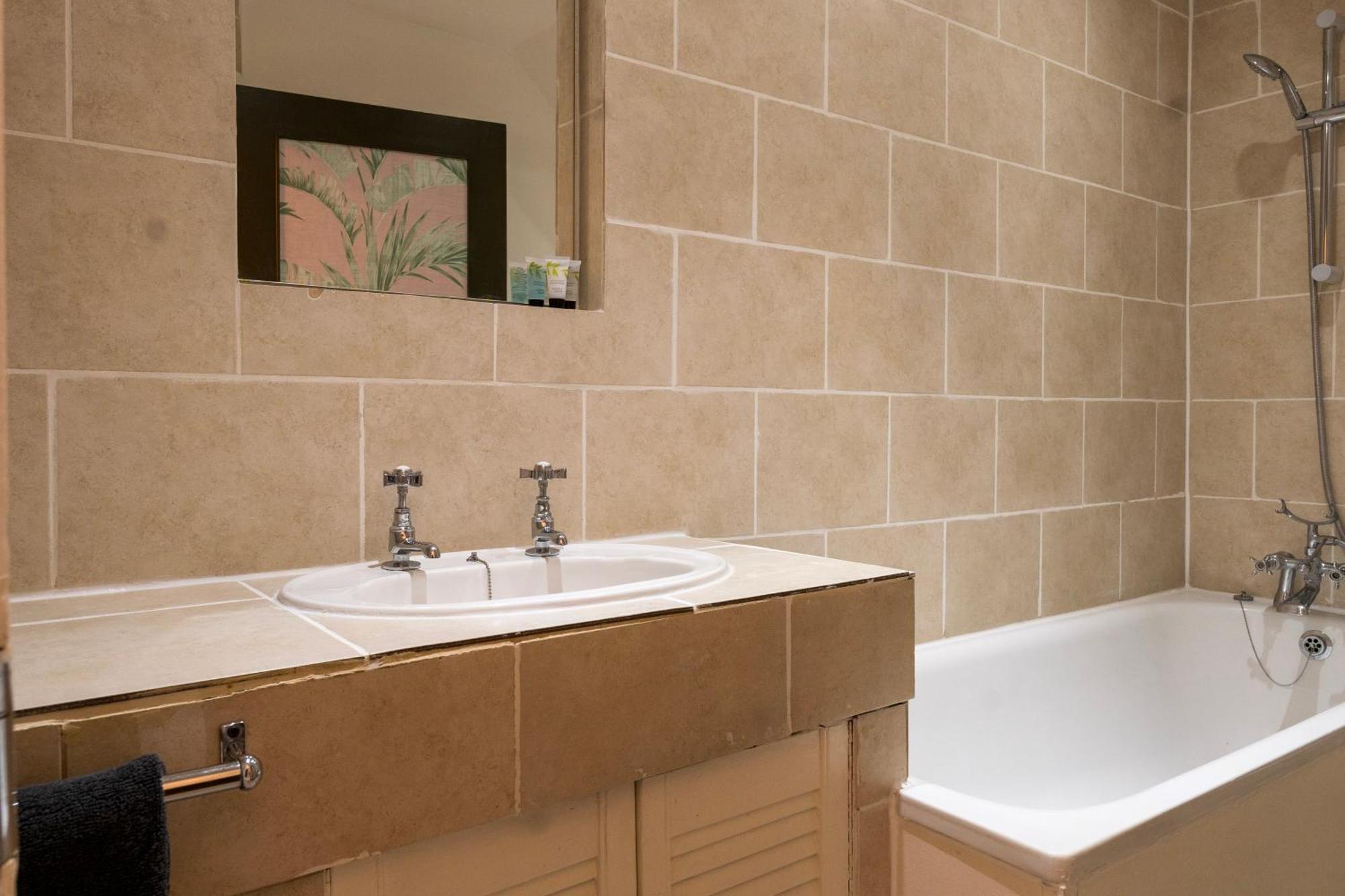 5c- Stylish Urban Retreat - Spacious 2 Bed Flat *