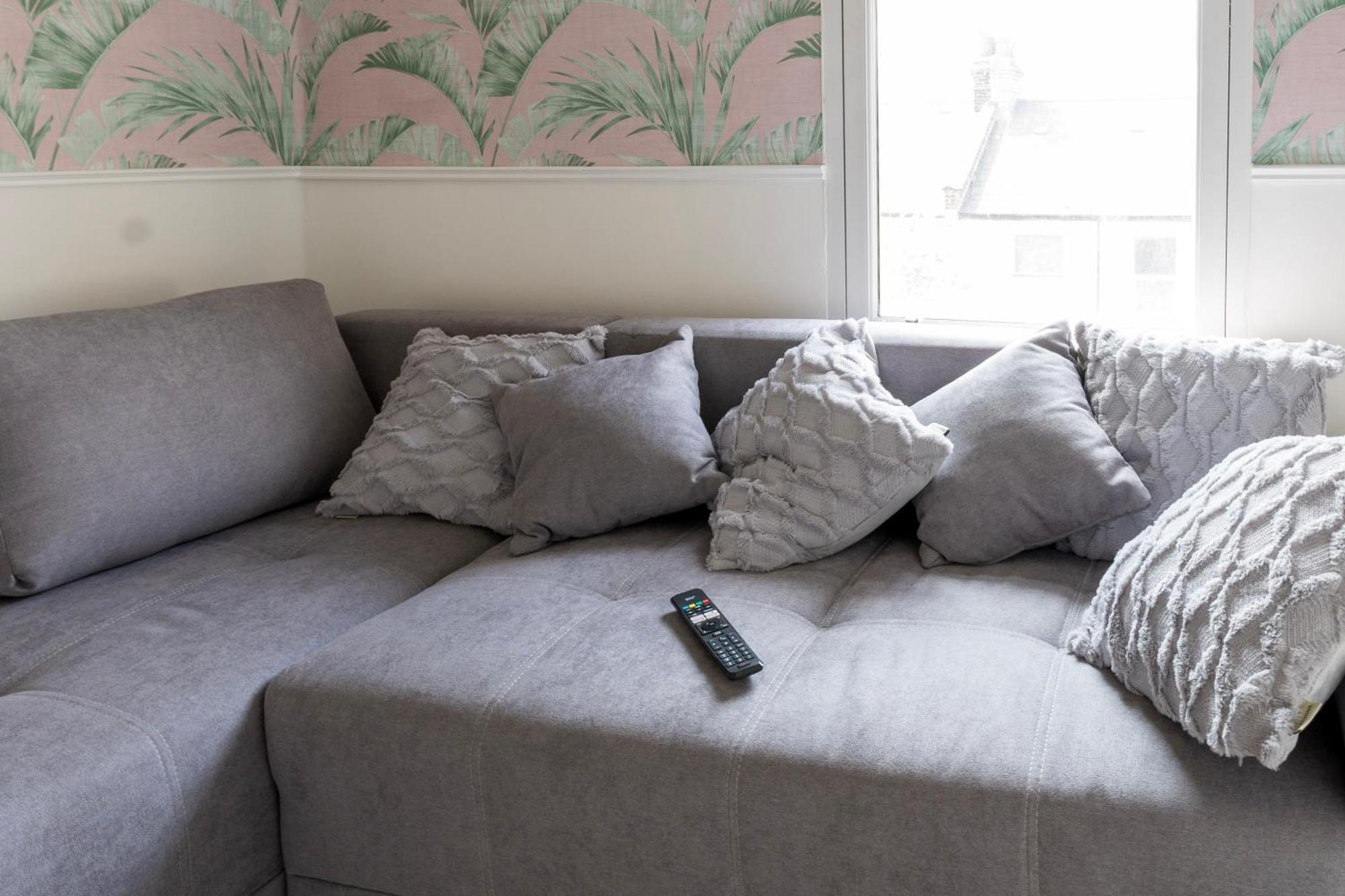 5c- Stylish Urban Retreat - Spacious 2 Bed Flat
