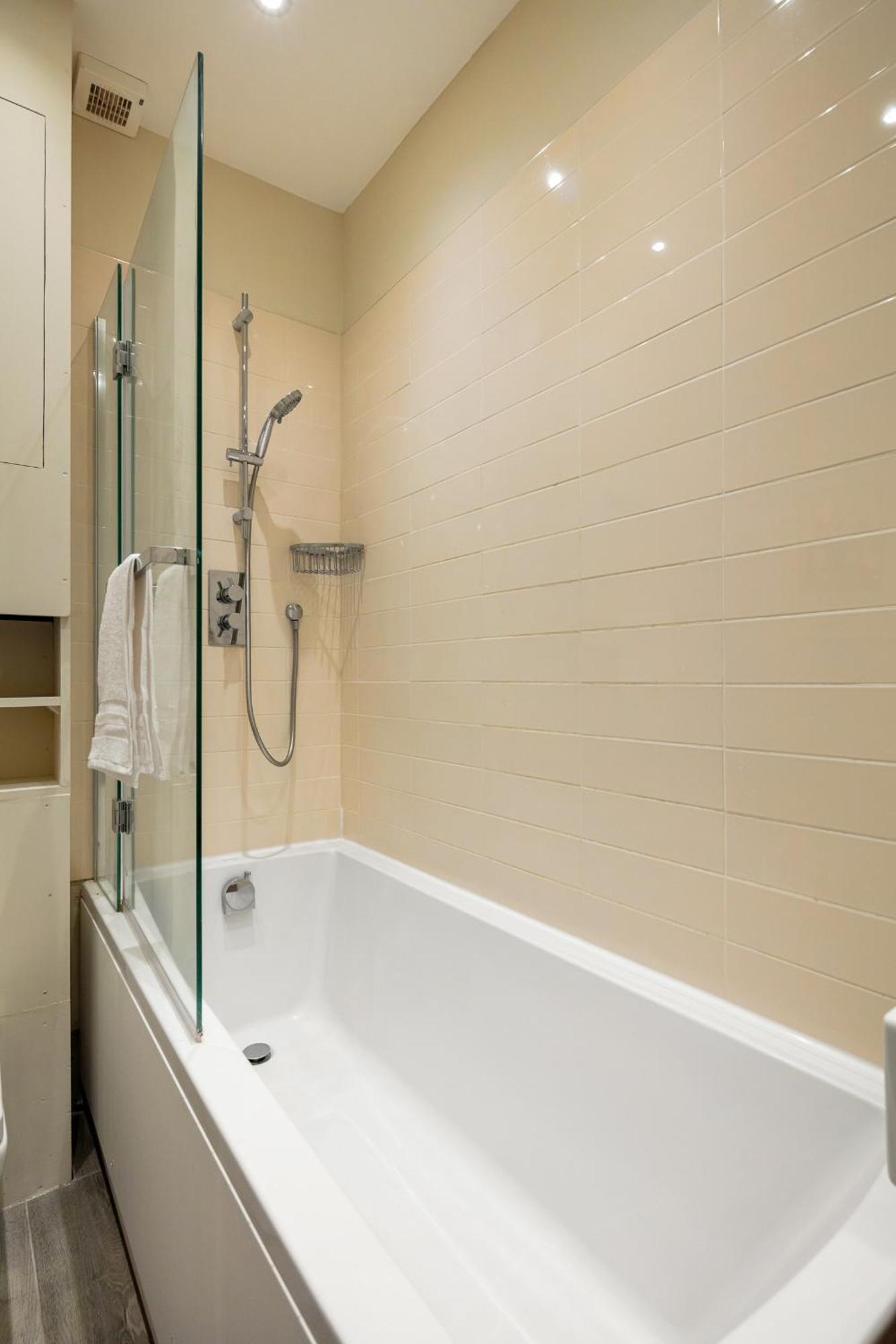 5a - Bright And Airy 2 Bedroom - Close To