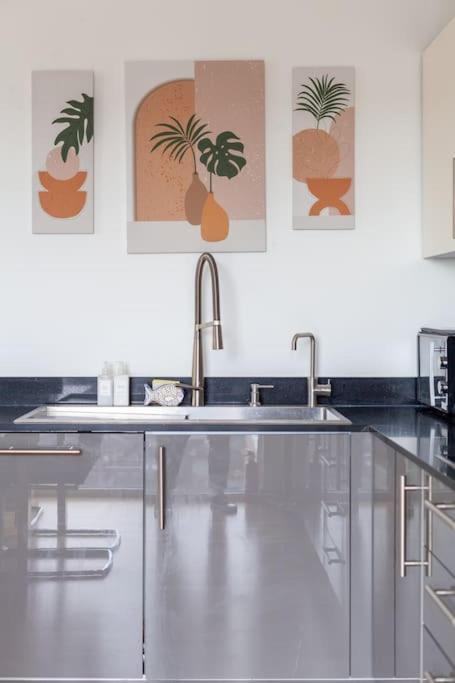 Modern 1-bed With Panoramic View In *
