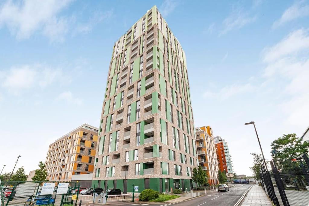 Modern 1-bed With Panoramic View In Apartment London