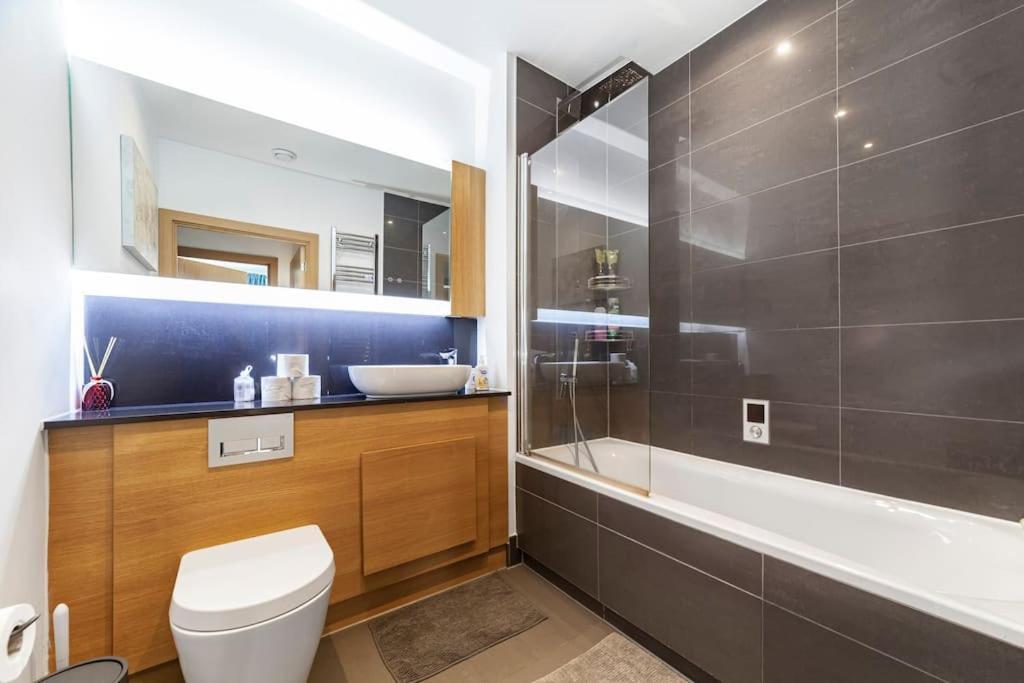 Modern 1-bed With Panoramic View In * London