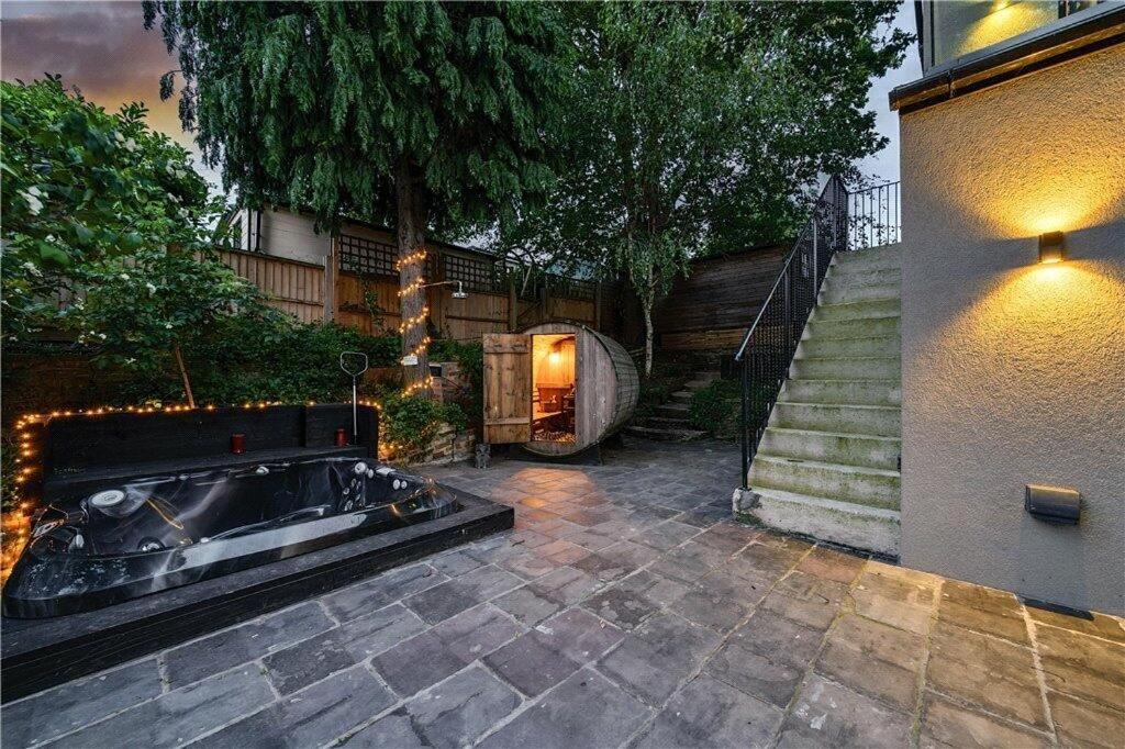 The Ridge London - Luxury Designer With Hot Tub And Sauna, Bexley Borough Of London Villa *