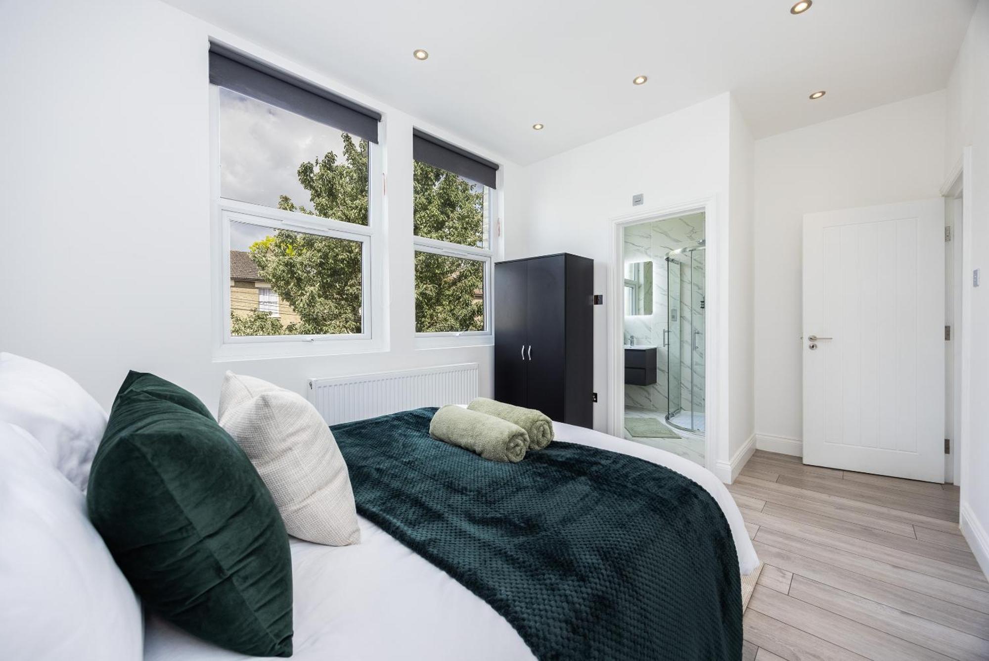 Beautiful 3-bed In Shepherd's Bush Apartment *