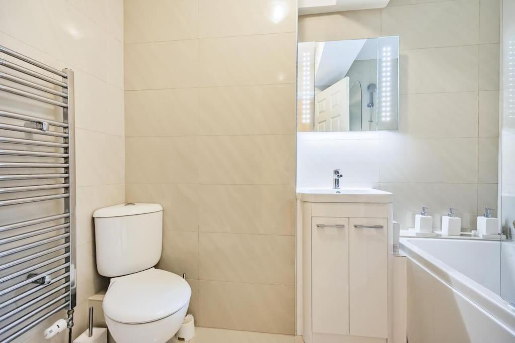 Modern 3 Bedroom, 3 Bathroom, Parking, River View * Londres
