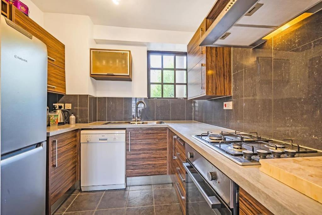 Modern 3 Bedroom, 3 Bathroom, Parking, River View Londres