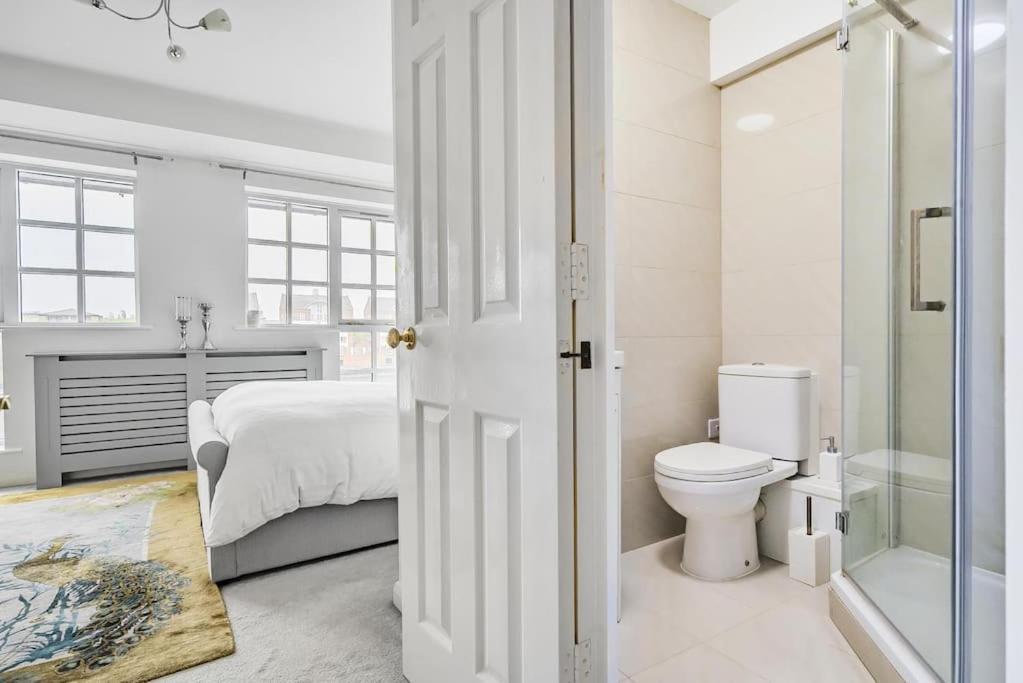 Modern 3 Bedroom, 3 Bathroom, Parking, River View Appartement Londres
