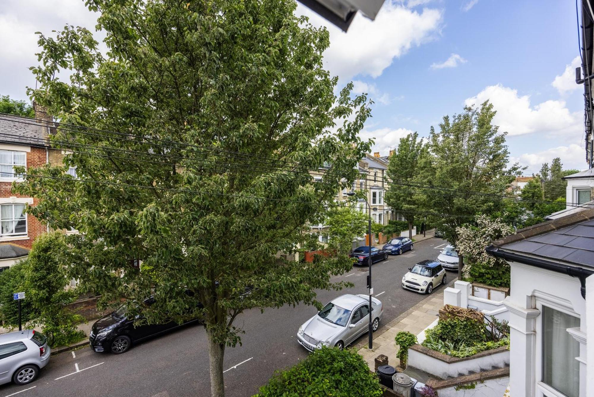 Beautiful 3-bed In Shepherd's Bush Apartment