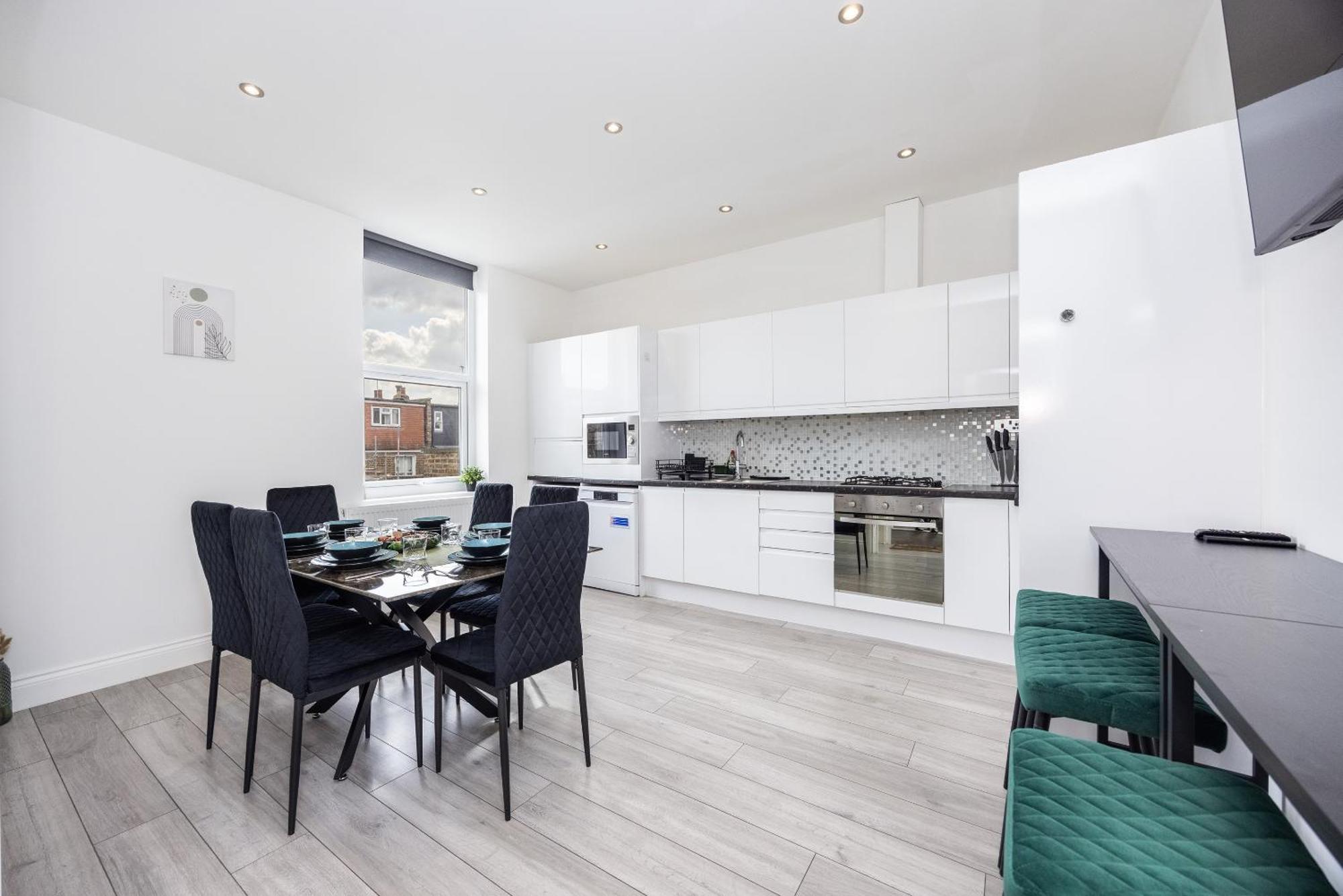 Beautiful 3-bed In Shepherd's Bush Apartment
