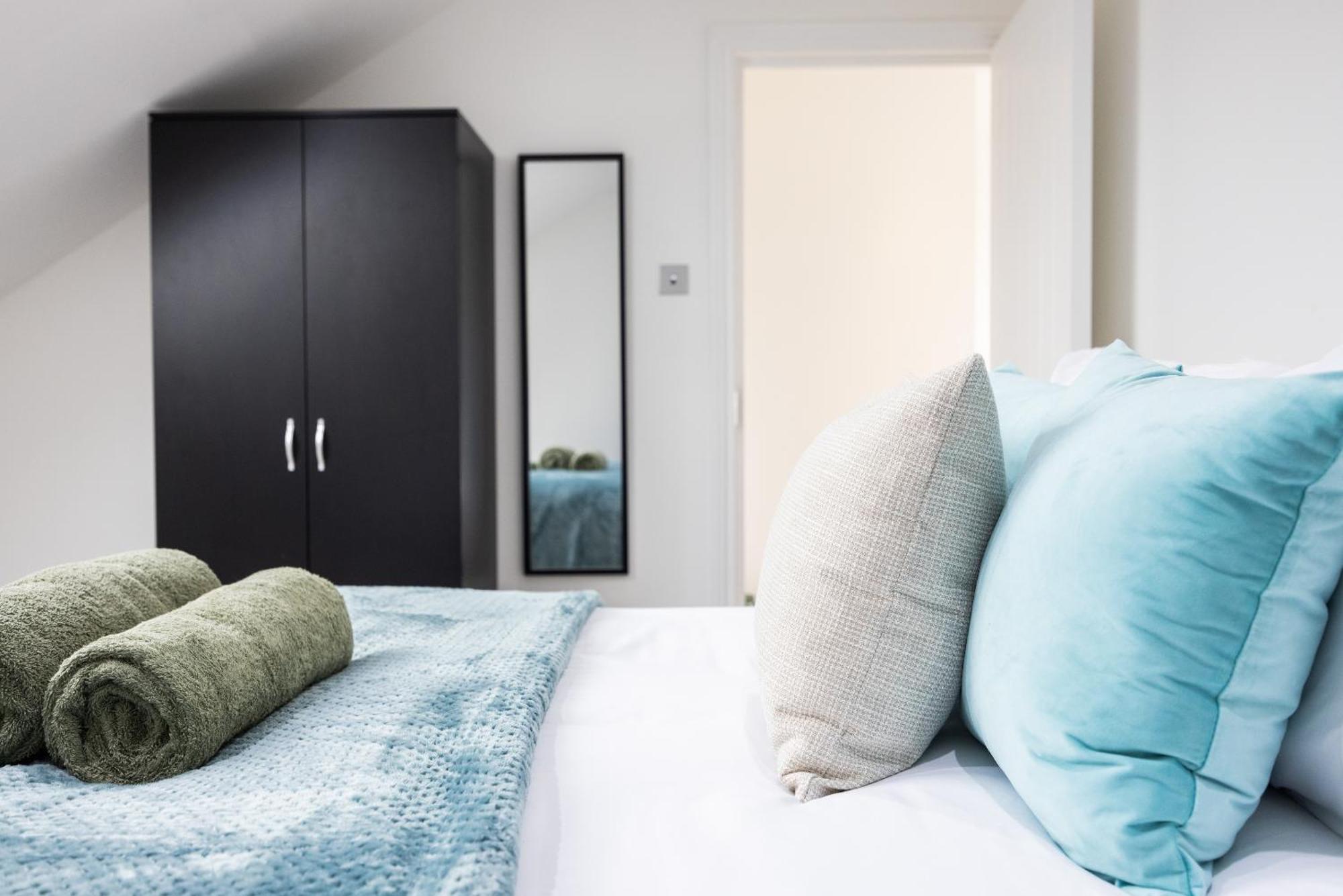 Beautiful 3-bed In Shepherd's Bush Apartment