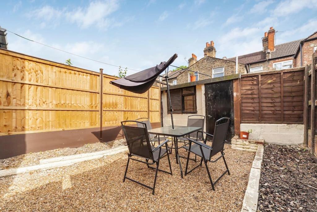 Apartment Spacious & Chic 3-bed House Near *